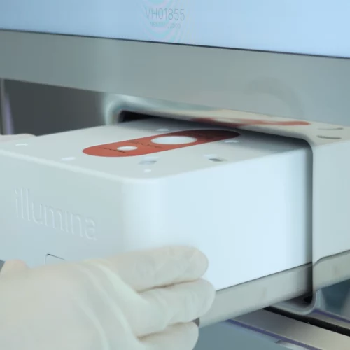 Chargement d'une cartouche de séquençage au laboratoire Ziwig
